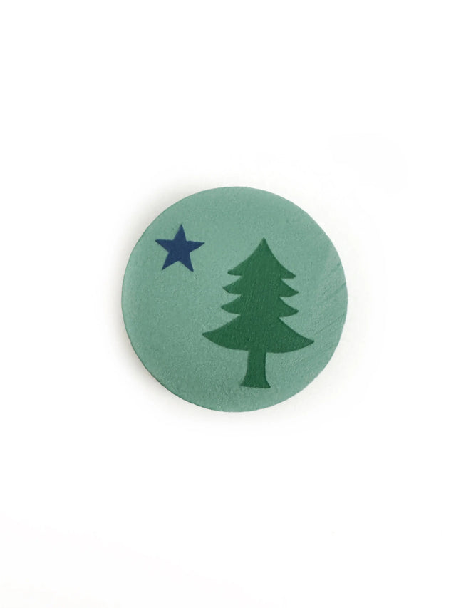1901 Maine Flag Round Green Wood Magnet - Running Blynd - The Woods Maine