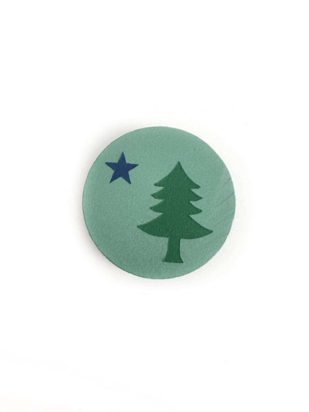 1901 Maine Flag Round Green Wood Magnet - Running Blynd